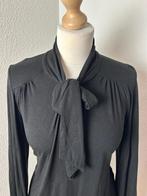 King Louie maat L Zwarte top trui met strik detail 2758, Kleding | Dames, Tops, Zwart, Maat 42/44 (L), Ophalen of Verzenden, Zo goed als nieuw