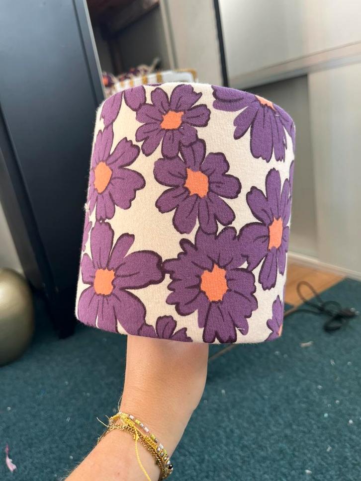 Unieke lampenkap in bloemen motief patroon!, Huis en Inrichting, Lampen | Lampenkappen, Zo goed als nieuw, Minder dan 25 cm, Rond