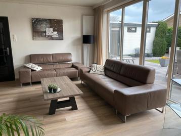 2 leren banken (taupe kleur)/ 2 en 2,5 zits beschikbaar voor biedingen