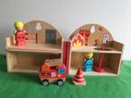 Houten brandweer-kazerne met auto en poppetjes, Kinderen en Baby's, Speelgoed | Houten speelgoed, Overige typen, Ophalen of Verzenden