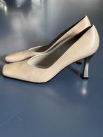 PETER KAISER nude leren pumps maat 40,5, Kleding | Dames, Schoenen, Ophalen of Verzenden, Zo goed als nieuw, Beige