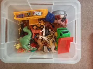 Bak vol speelgoedfiguurtjes (dieren/mensen) + auto’s  beschikbaar voor biedingen