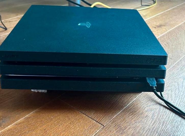 PS4 Pro en 2 Controllers (voeding 3 punts stekker), Spelcomputers en Games, Spelcomputers | Sony PlayStation 4, Gebruikt, Pro