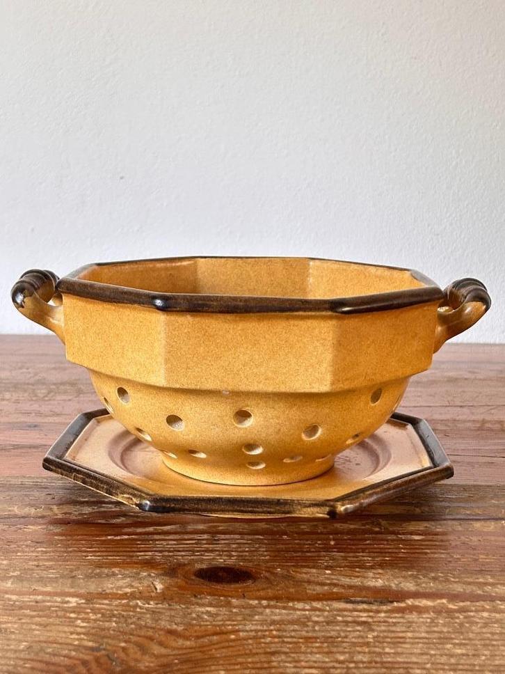 Vergiet met onderschaal / fruitschaal - aardewerk, Antiek en Kunst, Antiek | Keukenbenodigdheden, Ophalen of Verzenden