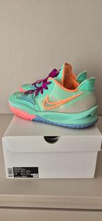 Nike Kyrie Low Green Glow/Atomic Orange 44.5 (US 10.5), Overige kleuren, Nike, Ophalen of Verzenden, Sneakers of Gympen