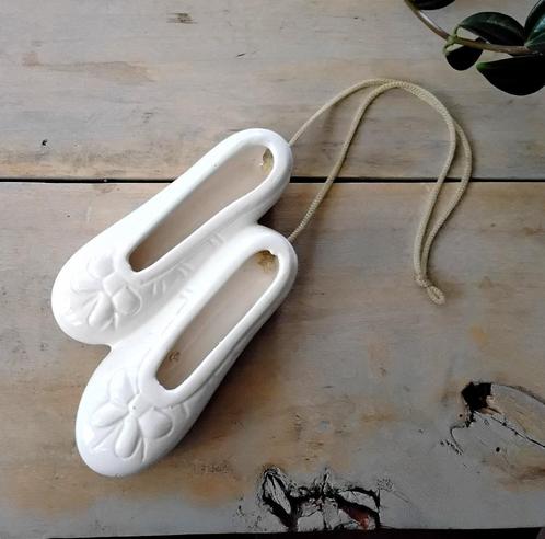 Porseleinen schoentjes met ophangkoordje - ter decoratie, Antiek en Kunst, Curiosa en Brocante, Ophalen of Verzenden