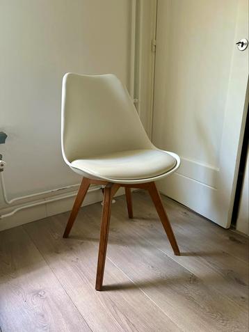 GRATIS Witte kuipstoel met zachte zitting en houten frame beschikbaar voor biedingen