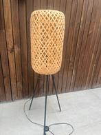 Rotan Staande Lamp, Huis en Inrichting, Lampen | Vloerlampen, Ophalen of Verzenden, Zo goed als nieuw, Hout, 100 tot 150 cm