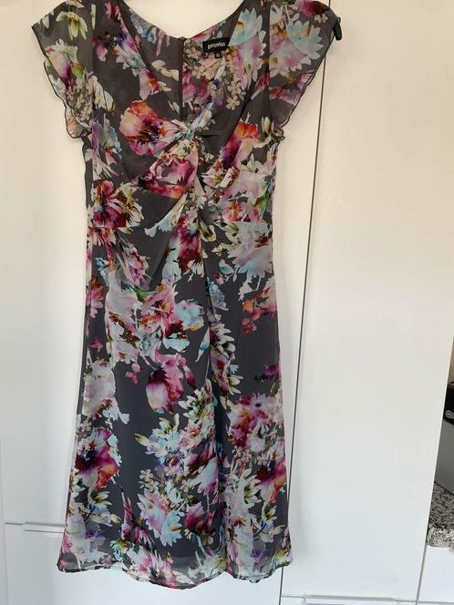 Jurk met jasje, Kleding | Dames, Jurken, Zo goed als nieuw, Maat 38/40 (M), Grijs, Knielengte, Ophalen of Verzenden