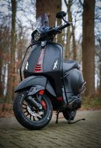 Vespa Sprint 2022 50cc – Carbon Custom, Fietsen en Brommers, Scooters | Vespa, Ophalen, Overige modellen, Maximaal 45 km/u, Zo goed als nieuw