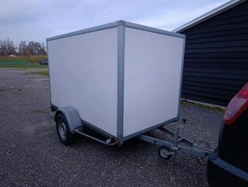 Gesloten powertrailer  beschikbaar voor biedingen