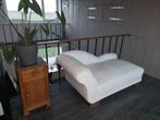 Vintage chaise longue wit leer in goede staat, Huis en Inrichting, Banken | Sofa's en Chaises Longues, Ophalen, Gebruikt, 150 tot 200 cm