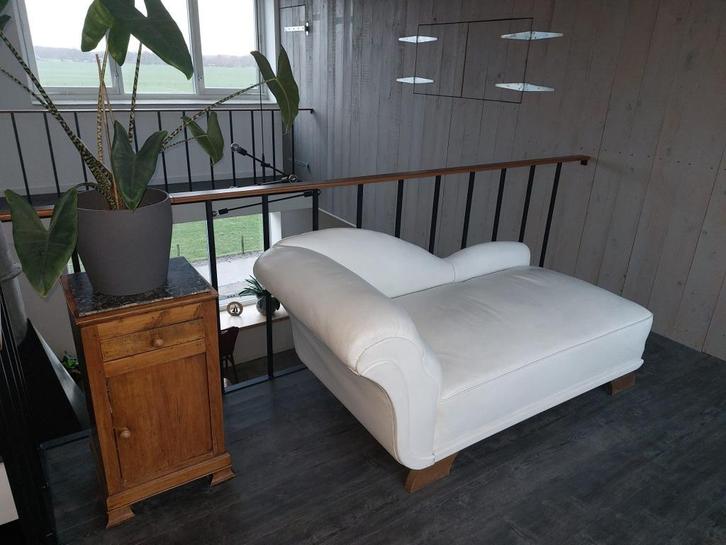 Vintage chaise longue wit leer in goede staat, Huis en Inrichting, Banken | Sofa's en Chaises Longues, Gebruikt, Tweepersoons