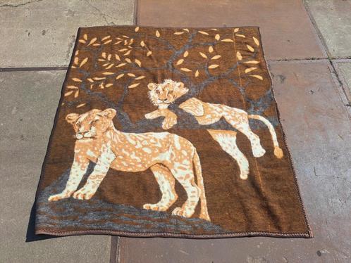 Vintage Deken Met Leeuwin en Welp – Safari Motief in Bruinti, Huis en Inrichting, Slaapkamer | Beddengoed, Zo goed als nieuw, Deken of Dekbed