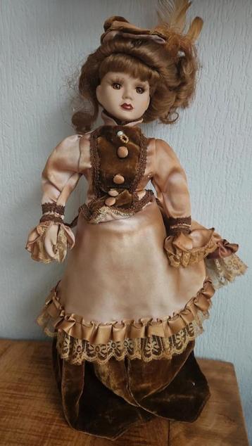Victoriaanse porseleinen pop vintage beschikbaar voor biedingen