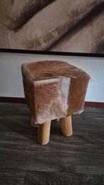 Leuk krukje met houten poten en vacht, Ophalen of Verzenden, Gebruikt, Hout