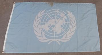 Vintage UN Vlag Verenigde Naties United Nations Blauw Helmen beschikbaar voor biedingen
