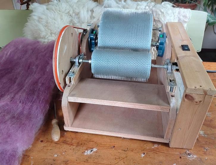 Electrische kaardmolen, Hobby en Vrije tijd, Spinnewielen en Spinnen, Zo goed als nieuw, Spinwol, Ophalen