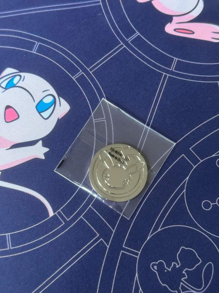 Pokémon Celebrations Pikachu Coin (sealed), Hobby en Vrije tijd, Verzamelkaartspellen | Pokémon, Nieuw, Overige typen, Ophalen of Verzenden