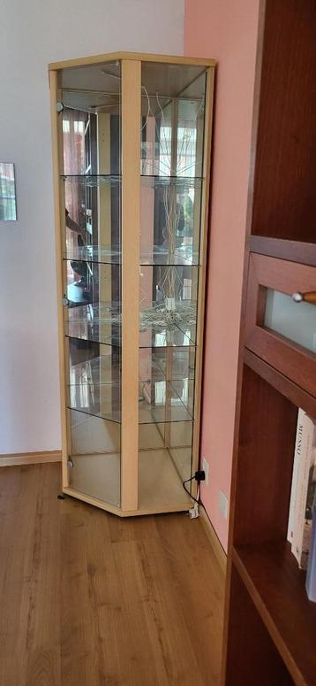 vitrinekast beschikbaar voor biedingen
