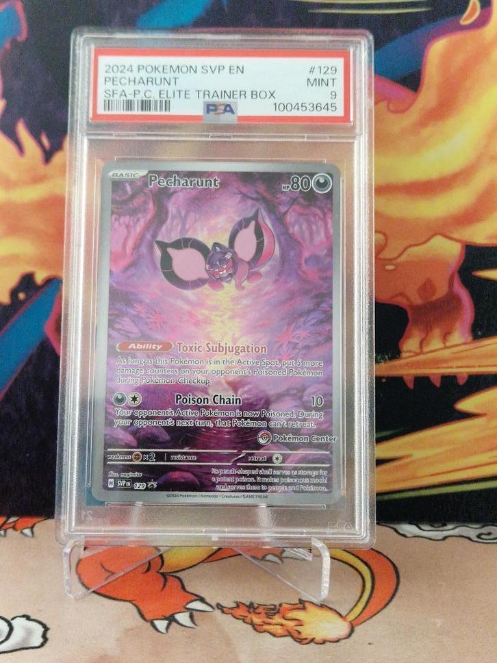 PSA 9 Pecharunt SVP129 - Shrouded Fable Pokemon Center Promo, Hobby en Vrije tijd, Verzamelkaartspellen | Pokémon, Nieuw, Losse kaart