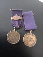 De 'wings' zijn geïnspireerd op het embleem van het Britse P, Postzegels en Munten, Penningen en Medailles, Ophalen, Overige materialen