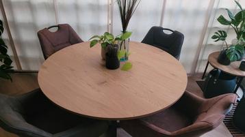 Mooie ronde eettafel met 4 eetstoelen beschikbaar voor biedingen