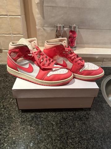Air Jordan 1 MID roze beschikbaar voor biedingen