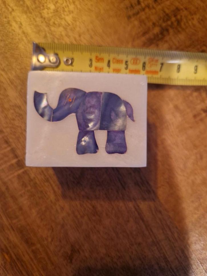 Oud doosje van parelmoer met olifant., Antiek en Kunst, Antiek | Overige Antiek, Ophalen of Verzenden