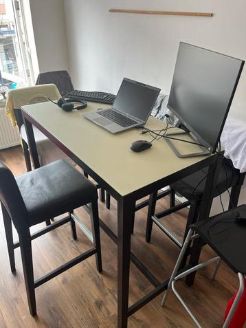 Hoge Tafel met 6 Barstoelen – In Perfecte Staat beschikbaar voor biedingen
