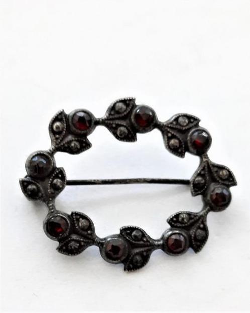 Mooie (rouw-) broche van gezwart zilver blaadjes met granate, Sieraden, Tassen en Uiterlijk, Broches, Zo goed als nieuw, Zilver