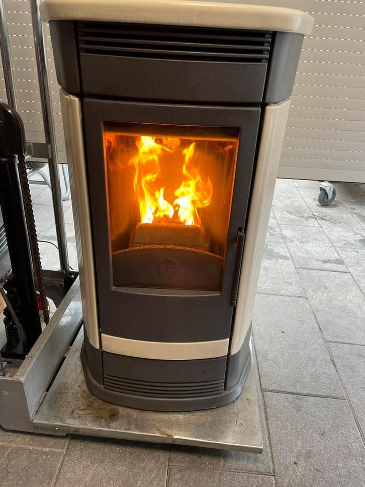 pellet kachel 12 kw !! staat in de weg. €850- !!!!, Huis en Inrichting, Kachels, Zo goed als nieuw, Vrijstaand, Petroleumkachel