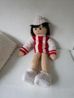 Grote vintage gebreide pop met kleding. Waar is Wally pop., Kinderen en Baby's, Speelgoed | Poppen, Ophalen, Gebruikt, Overige typen