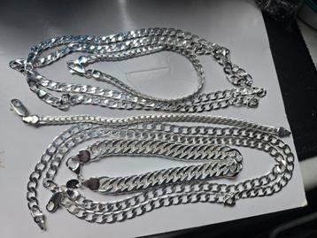 2 zilvere lange brede kettingen met armbanden  beschikbaar voor biedingen