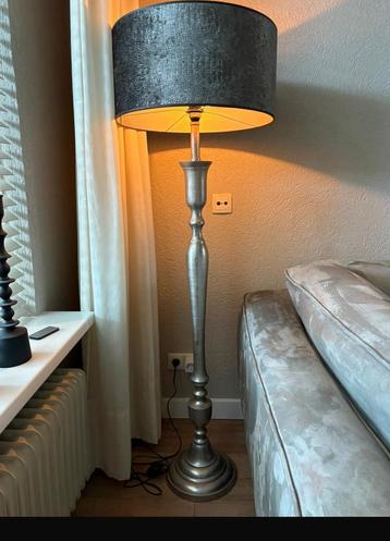 Staande lamp met lampenkap beschikbaar voor biedingen