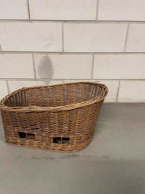 Rotan hondenmand met dekje en gordel, Fietsen en Brommers, Fietsaccessoires | Fietsmanden, Gebruikt, Fietsmand, Ophalen