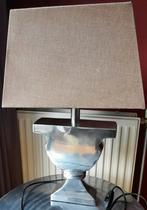 Mooie tafellamp met zilverkleurige voet., Huis en Inrichting, Lampen | Tafellampen, Zo goed als nieuw, Ophalen