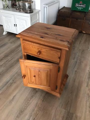 Mooi houten nachtkastje beschikbaar voor biedingen