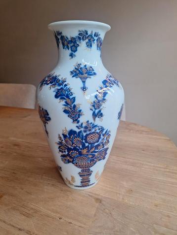 Vaas met blauw en goud van Heinrich & co 'echt kobalt' beschikbaar voor biedingen
