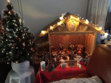 Oude Groote Kerstal Met Beelden En Verlichting. Ophalen. beschikbaar voor biedingen