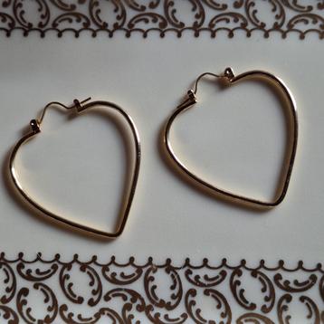 Oorbellen , stekers, goudkleurige harten. beschikbaar voor biedingen