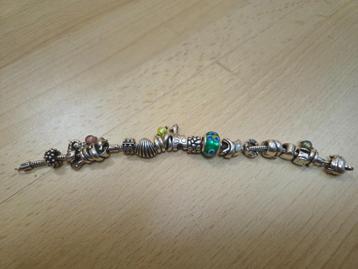 Zilveren Pandora bedelarmband met hoofdzakelijk Pandora bede beschikbaar voor biedingen