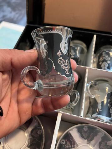 Luxe set theekopjes met schoteltjes – 6 stuks beschikbaar voor biedingen