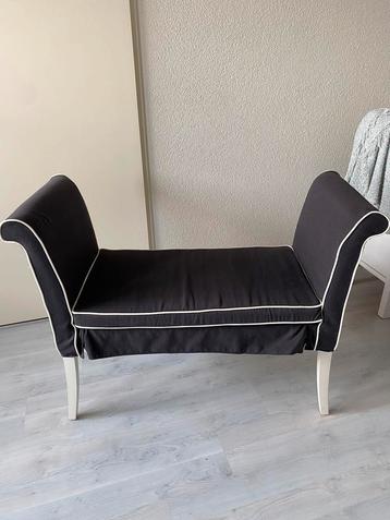 gestoffeerd bankje blauw met witte bies beschikbaar voor biedingen