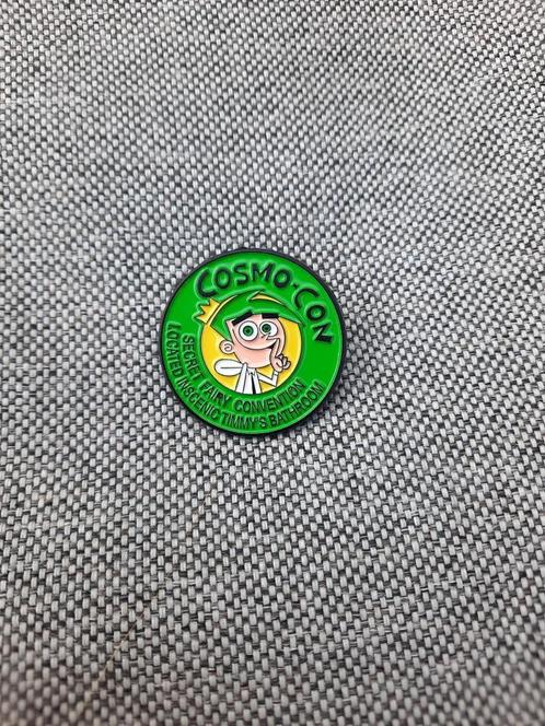 1 pin van de tekenfilm Cosmo Con te koop, Verzamelen, Speldjes, Pins en Buttons, Nieuw, Speldje of Pin, Overige onderwerpen, Ophalen of Verzenden