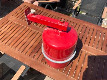 Oud ijzer. L Expansievat en fietsframe beschikbaar voor biedingen