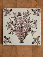 Tegeltje. (Delft?) Mangaankleurig. Bloemmotief. 13/13 cm., Ophalen of Verzenden