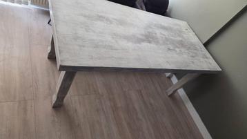 Houten eettafel  beschikbaar voor biedingen