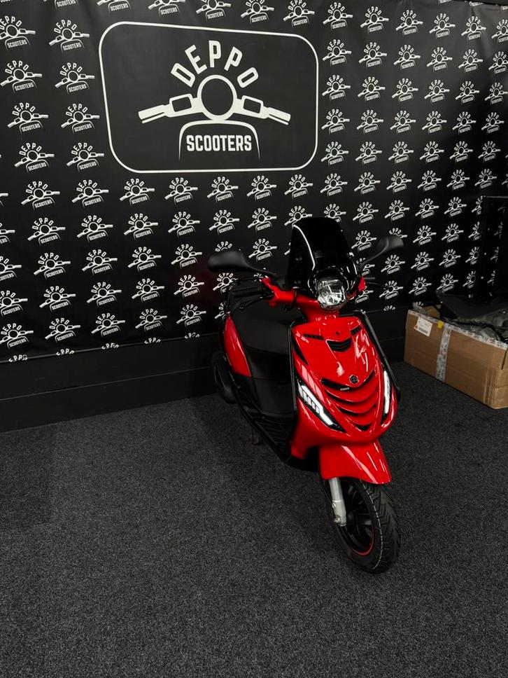 Piaggio zip 2021 EERSTE EIGENAAR, Fietsen en Brommers, Scooters | Piaggio, Zo goed als nieuw, Zip, Maximaal 45 km/u, Benzine, Ophalen