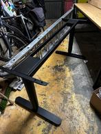 Bureau met houten blad en zwart metalen onderstel zit/sta, Huis en Inrichting, Bureaus, Ophalen, In hoogte verstelbaar, Gebruikt